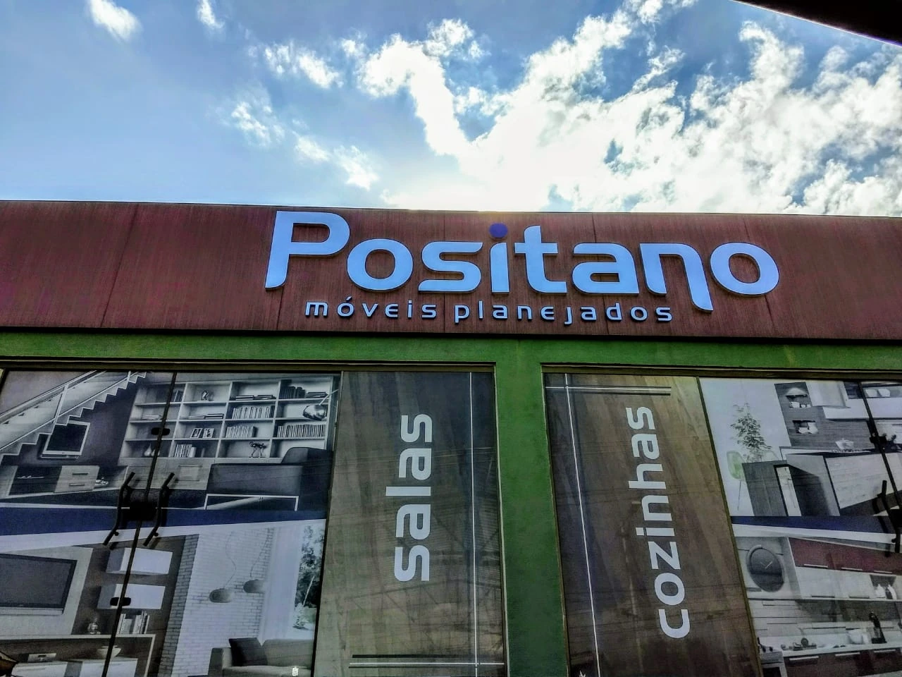 Fachada real da Positano Móveis Planejados em Toledo, com letreiro e vitrines da loja.