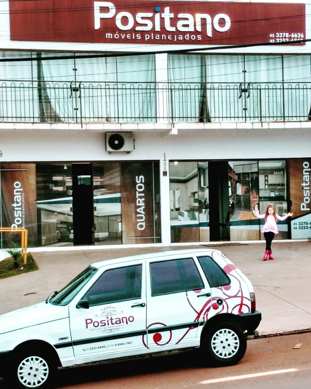 A loja Positano na Av. Maripá, 1700, em Toledo, com a fachada e o veículo da empresa.